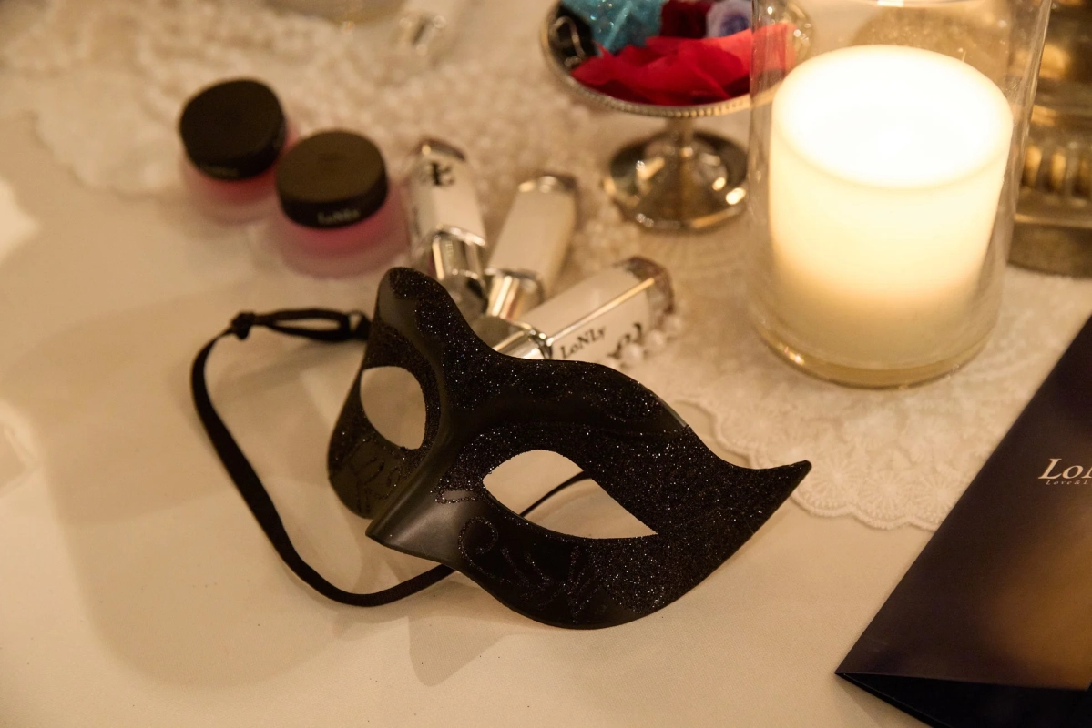 パーティーで飾られたマスクとコスメ