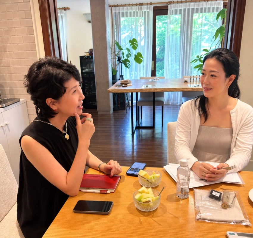 会話する女性たち
