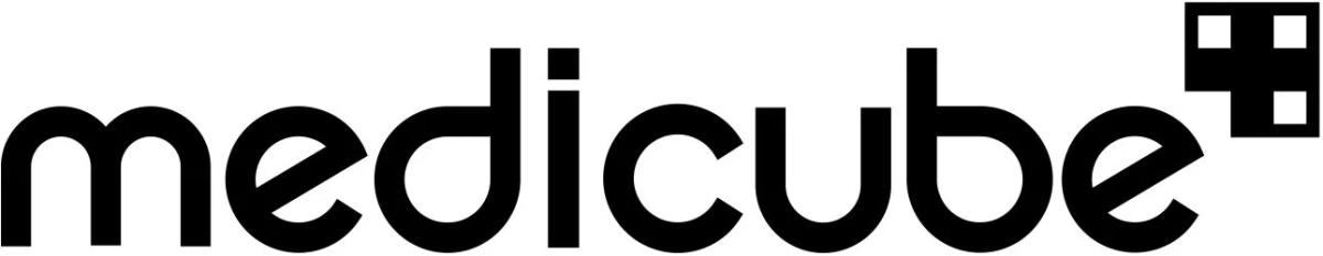 「medicube」というブランドロゴが描かれた画像です。黒い文字でブランド名が書かれており、右上に立方体を模したような記号が配置されています。