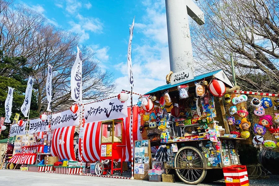 賑やかな祭りの屋台とポップコーン