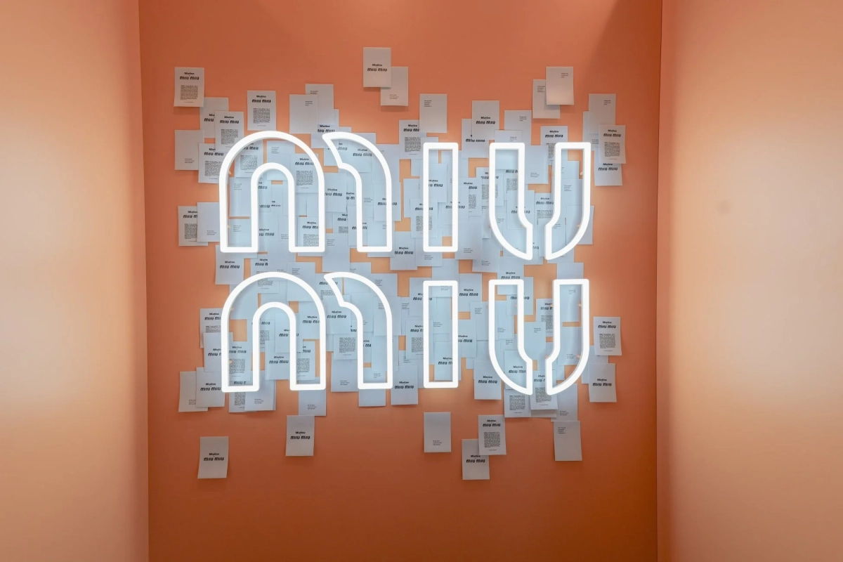 Miu Miuのネオンサイン