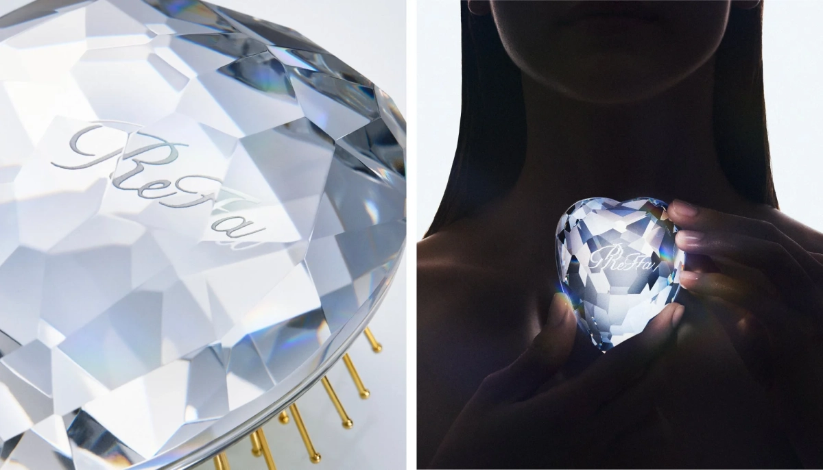 ReFa HEART CRYSTALを持つ女性