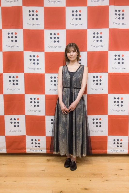 黒いドレス姿の有村藍里氏