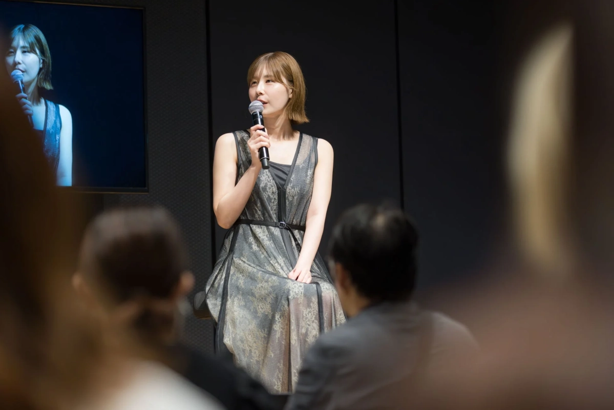 ステージでスピーチをする有村藍里氏