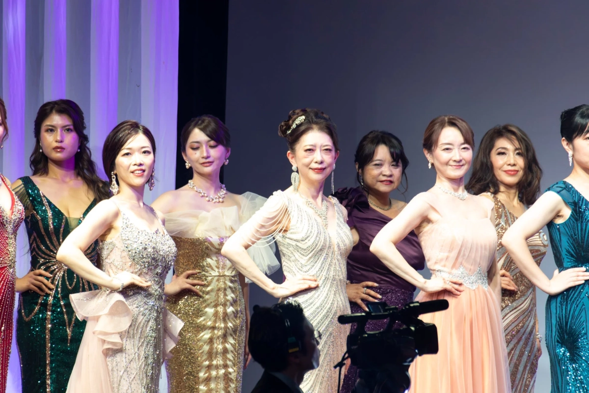 華やかなドレスをまとった女性たち