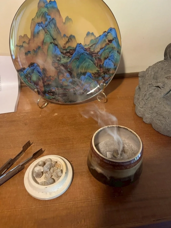 香炉と飾り皿