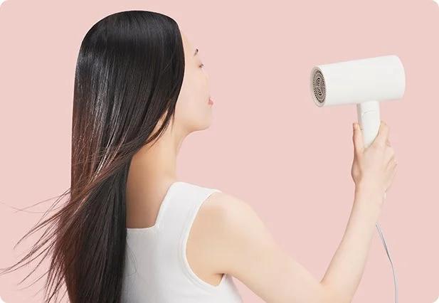 ドライヤーを使う女性