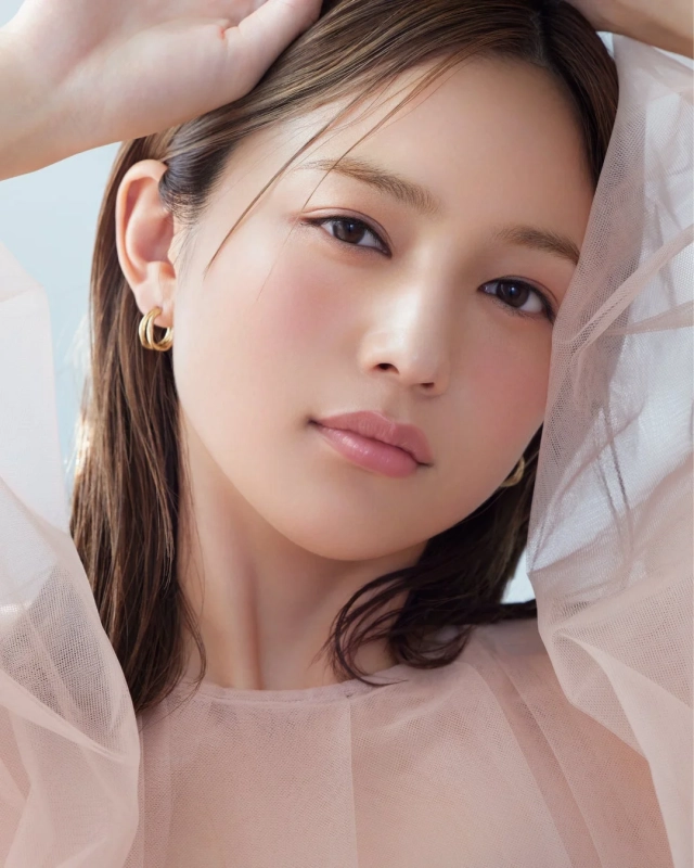 女性、ポートレート、美容、メイク、ナチュラルメイク、ファッション、モデル、透明感、ピンク、シアー素材、髪、イヤリング、アジア人、上半身