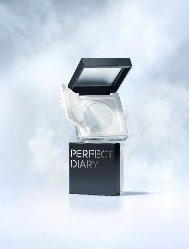 「PERFECT DIARY」のロゴが入った黒いコンパクトケースと、中身が見える開いた状態の白いケースが並べられた、シンプルで清潔感のある化粧品の製品写真です。