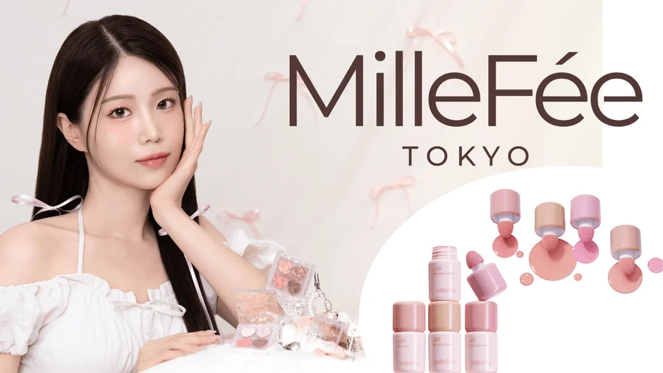 MilleFée TOKYOの化粧品広告で、若い女性モデルがアイシャドウやスポンジアプリケーター付きのコスメ製品に囲まれています。