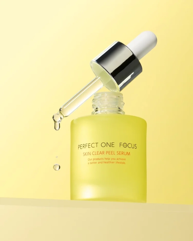 PERFECT ONE FOCUS SKIN CLEAR PEEL SERUMのボトルと滴