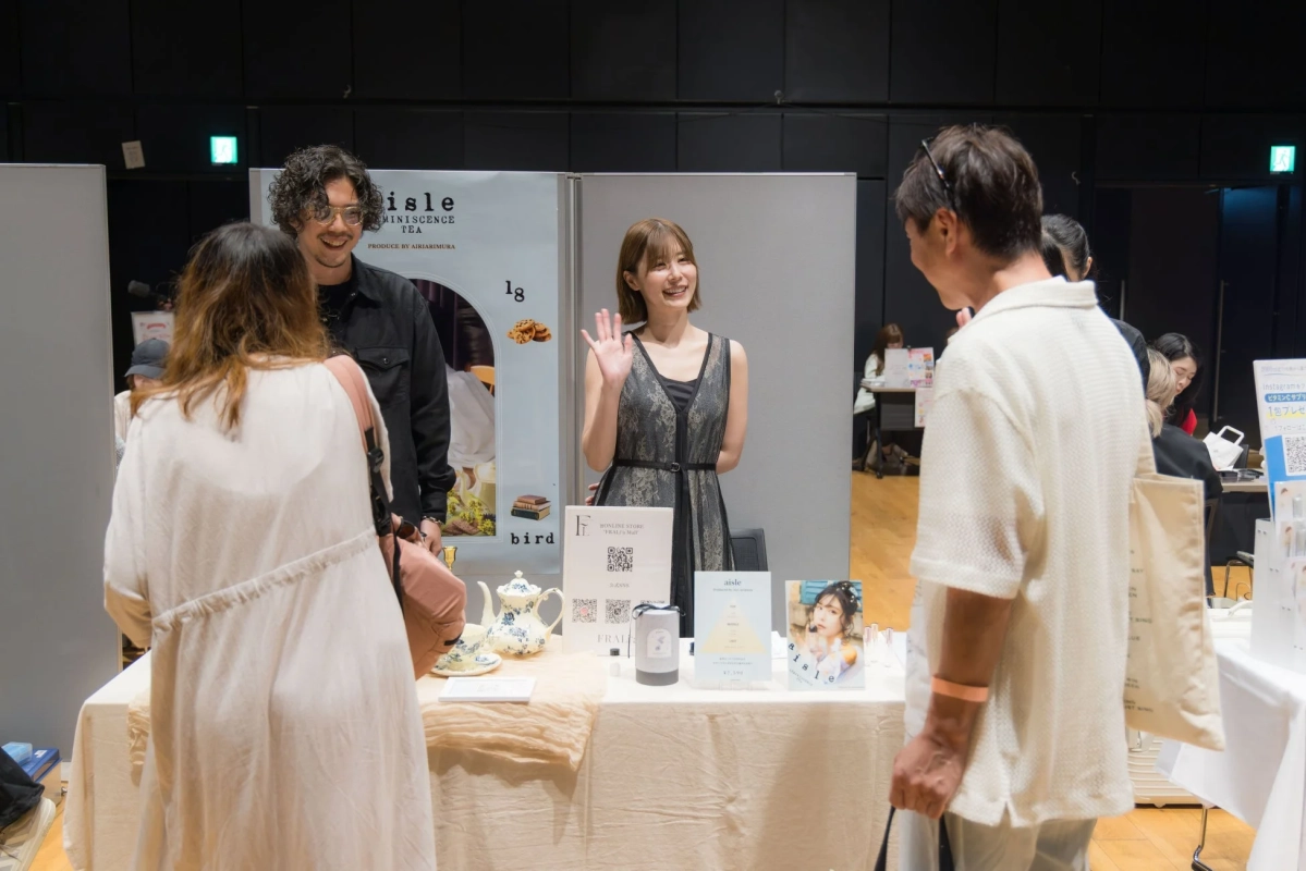 香水販売ブースで交流する人々
