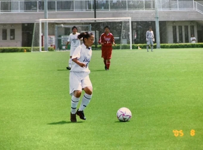 サッカーの試合中の女性選手