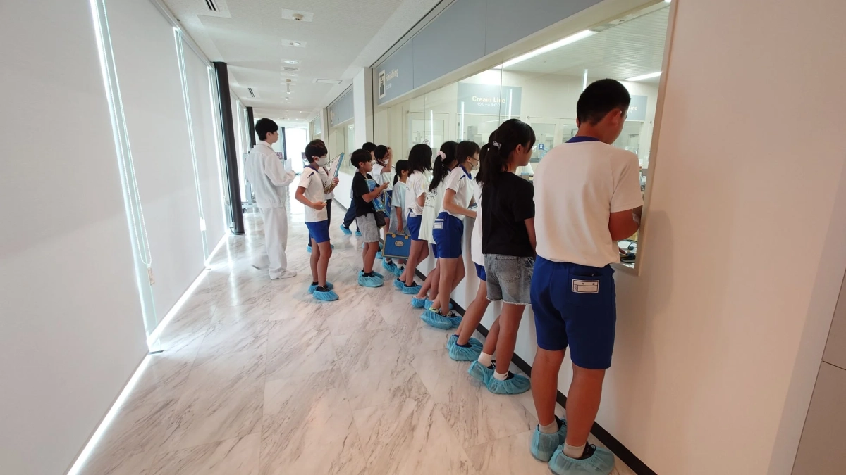製造ラインを見学する子供たち