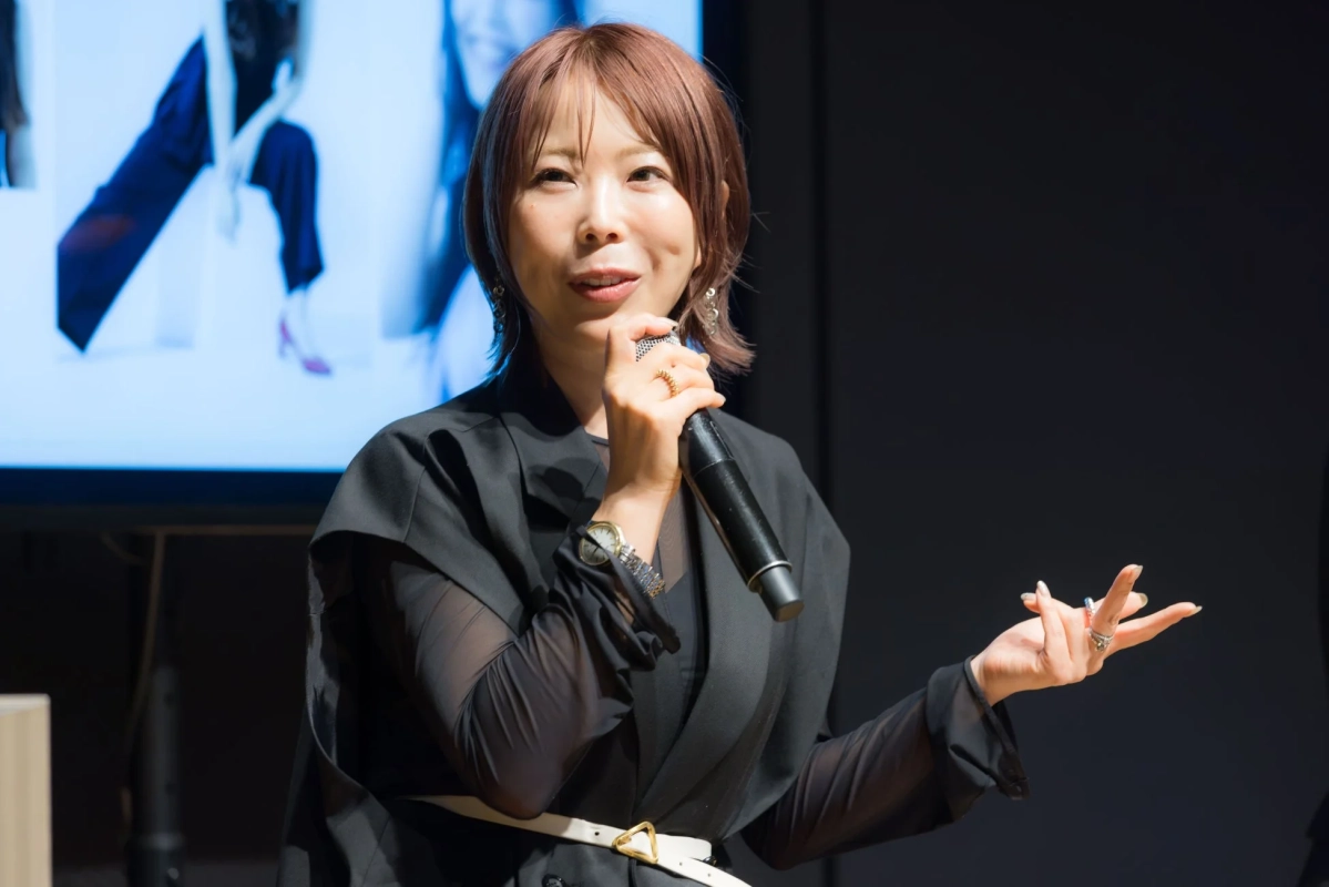 トークセッションで話す女性
