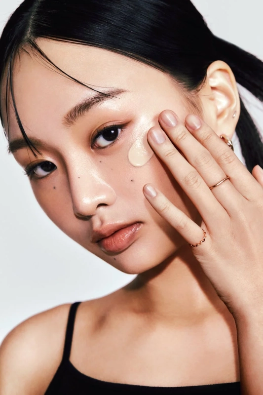 ファンデーションを塗布する女性