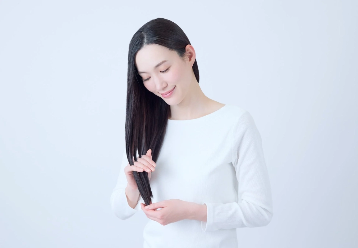 髪を触る女性