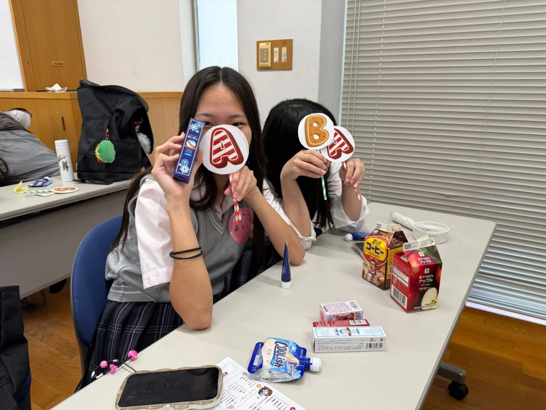 休憩中の女子生徒