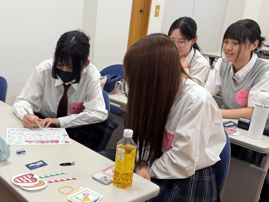 商品企画中の女子生徒