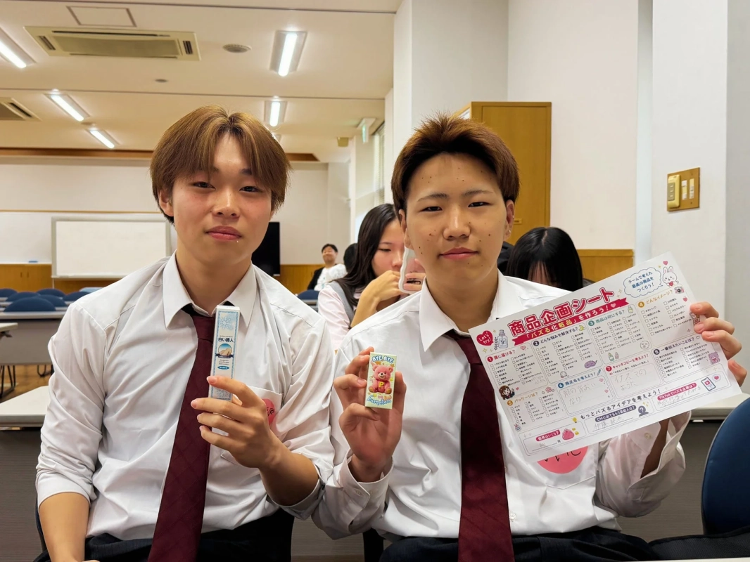 商品企画シートを持つ男子生徒