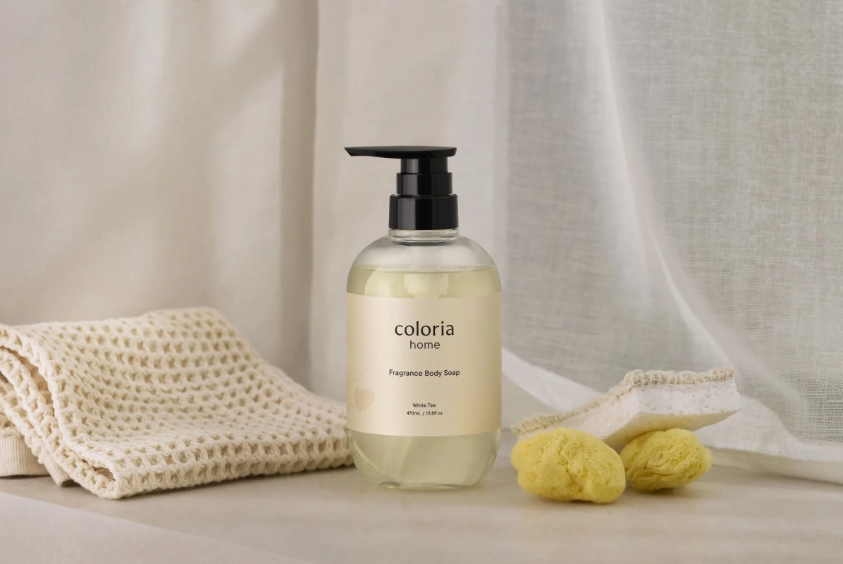 Coloria Homeのフレグランスボディソープボトルとタオル、スポンジ